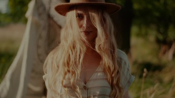 Porträt einer charmanten Frau mit Hut, die direkt in die Kamera blickt — Stockvideo