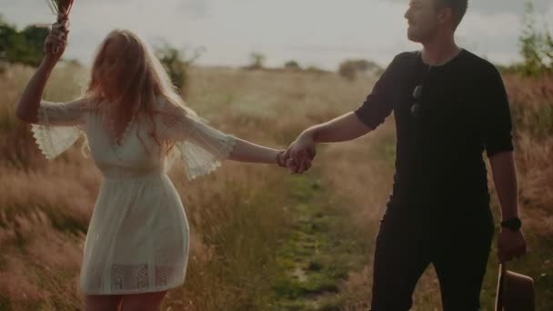Sevecen Mutlu Yürüyen ve Kucaklayan Çift. Yaz Aşkı Kavramı — Stok video