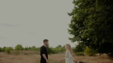 Boho Tarzı Kadın Kucaklayan Erkek, Taze Çiçekleri Tutuyor.