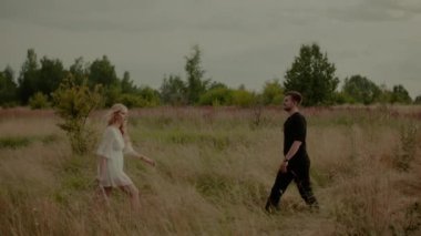 Başarılı Neşeli Gençler Yazın Dışarıda Geziyor