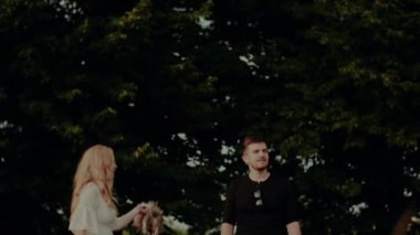 Genç Modern Çift Şefkatle Sarılıyor