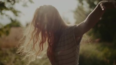 Mutlu, genç, tasasız hippi güneşin altında dans ediyor