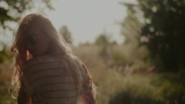 Mutlu, genç, tasasız hippi güneşin altında dans ediyor