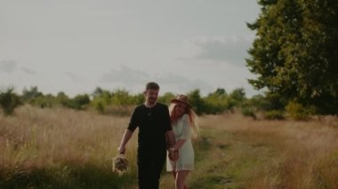 Mutlu aşıklar bir dans adımıyla ileri giderler.