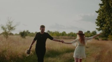 Mutlu aşıklar bir dans adımıyla ileri giderler.