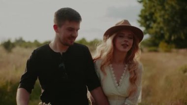 Mutlu aşıklar bir dans adımıyla ileri giderler.