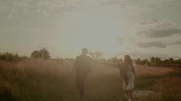 Pareja joven despreocupada caminando y sonriendo de vacaciones en el campo - Concepto de libertad y felicidad. — Vídeos de Stock