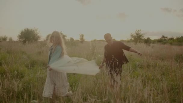 Carefree Young Couple Walking and Smiling on Holiday on Countryside - Freedom and Happiness Concept. — Stock Video