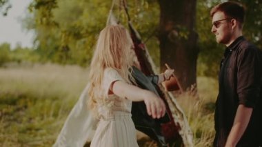 Kampa Karşı Nişanlı Çift Kucaklaşması