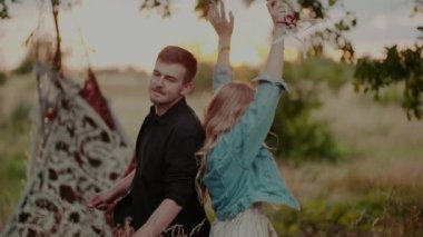 Neşeli Hippi Aşıkları Gün Batımında Dans Ediyor - Özgürlük Konsepti.