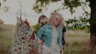 Neşeli Hippi Aşıkları Gün Batımında Dans Ediyor - Özgürlük Konsepti.