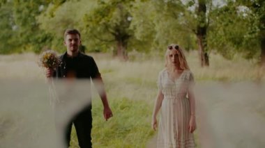 Duygusal Aşk Konsepti - Genç Hippi Aşıklar Portresi