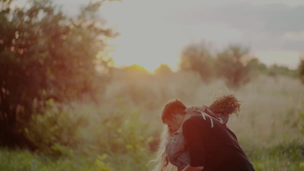 Retrato de la cariñosa y feliz pareja amorosa caminando y abrazando. Concepto de amor de verano — Vídeos de Stock