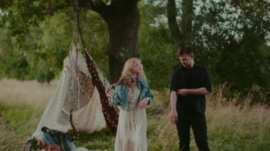 Sevgi dolu mutlu çiftin yürüyen ve kucaklayan portresi. Yaz Aşkı Kavramı