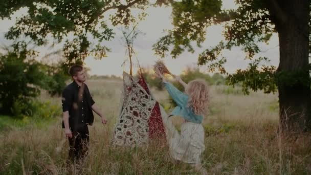 Glada hippie älskare dansar i solnedgången - Frihetskoncept. — Stockvideo