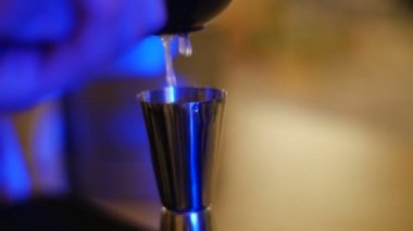 İçecek hazırlama barmen