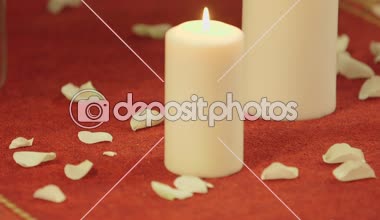 Siyah arkaplanda bir mum