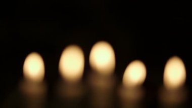 Yanan mumlara odaklanın