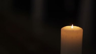 Siyah arkaplanda bir mum