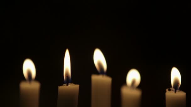 Concéntrate en velas encendidas — Vídeos de Stock