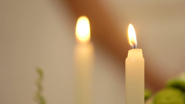 Concéntrate en velas encendidas — Vídeos de Stock