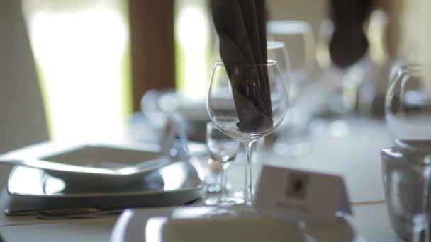 Tournage d'une vaisselle élégante .