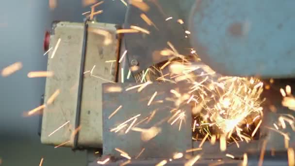 Homem cortando um objeto de metal com cortador de plasma — Vídeo de Stock