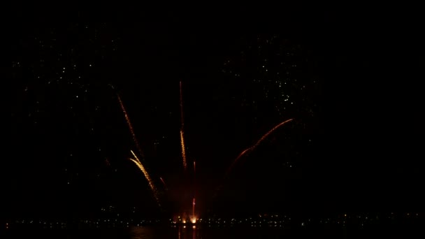 Exibição de fogos de artifício e a vista da cidade está em segundo plano . — Vídeo de Stock