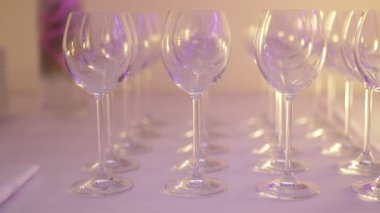 Masada boş şarap kadehleri var..
