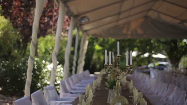 Tiro de um utensílios de mesa elegantes . — Vídeo de Stock