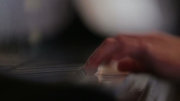 Piano com as mãos dos jogadores, close up shot . — Vídeo de Stock