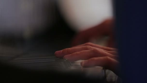 Πιάνο με τα χέρια των παικτών, από κοντά shot. — Αρχείο Βίντεο