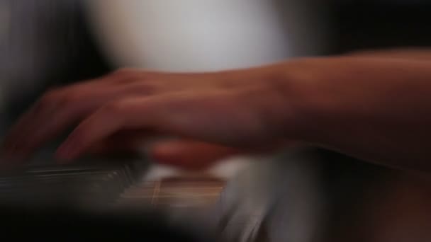 Piano dengan tangan pemain, close up shot . — Stok Video