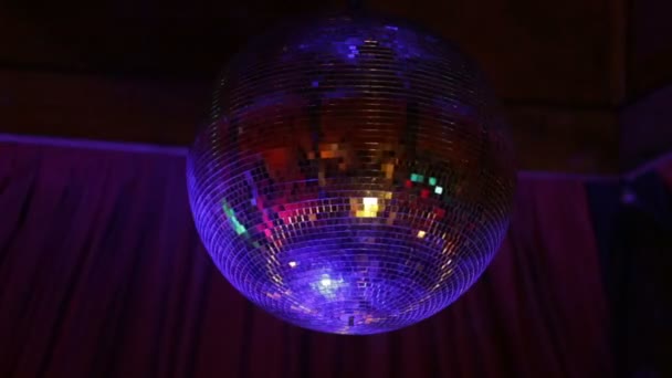 Bola disco iluminada girando en discoteca — Vídeos de Stock