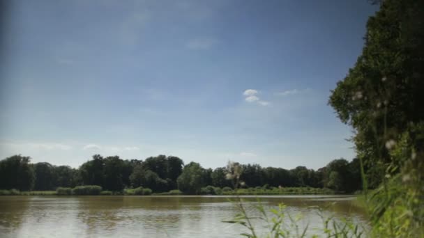 Vista idilliaca del lago durante la giornata di sole . — Video Stock