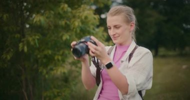 Bir fotoğrafçının açık hava yaşam tarzı oturumunda fotoğraf çekerken konsantrasyonunu yakından çekerek yaratıcı süreci yakaladığı bir fotoğraf..