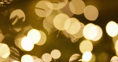 Noel ağacı ışıklarının büyüleyici bokeh etkisini yakına çekerek canlı ve sıcak atmosferi vurguluyor..