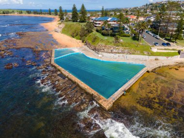 Sidney, Avustralya 'nın kuzey sahillerindeki Collaroy' da kaya yüzme havuzu.