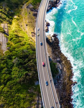 Avustralya 'nın Yeni Güney Galler bölgesinin Illawarra bölgesindeki Sea Cliff Köprüsü' nde bir pazar öğleden sonra bir İHA tarafından vurulan tepeden aşağı açıyla.