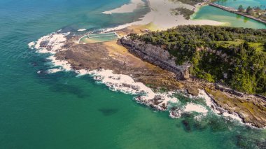 Kuzey Narrabe 'nin insansız hava aracı fotoğrafı Narrabeen Köprüsü ve dalgalarla yıkandı.