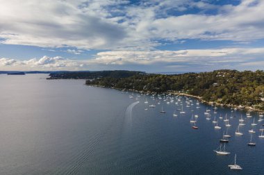 Sidney, Avustralya 'nın kuzey sahillerinde bulunan inanılmaz Pittwater Körfezi' nin insansız hava aracı fotoğrafı. 