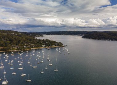 Sidney, Avustralya 'nın kuzey sahillerinde bulunan inanılmaz Pittwater Körfezi' nin insansız hava aracı fotoğrafı. 