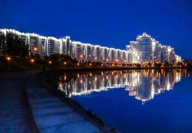 Geceleri Belarus, Minsk 'teki bir rıhtım binasının fotoğrafı.