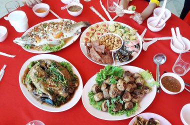 Limonlu haşlanmış balık, Dim sum 'lu haşlanmış ördek ve kızarmış yengeç köfteli sandviç veya kırmızı masada Çin yemeği.