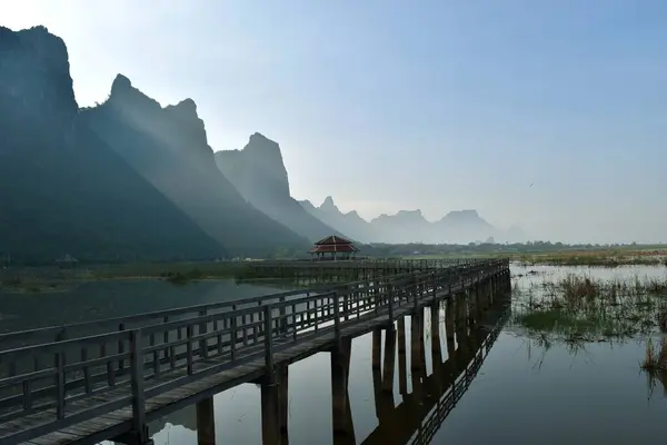 Національний Парк Кхао Сем Рой Йот Дерев Яний Міст Павільйон — стокове фото