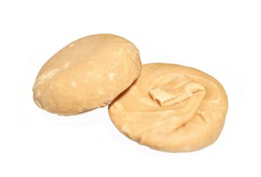 Kahverengi şeker kabı beyaz arka planda izole edilmiş hindistan cevizi veya Tayland 'daki şeker palmiyesinden işlenmiş gıdalar