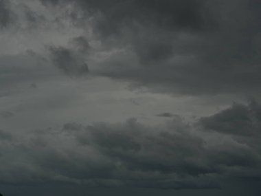 Kümülüs bulut oluşumları tropikal gökyüzünde, Nimbus hareketi, doğal fenomenlerden soyut arka plan ve gri bulutlar, Tayland