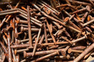 Birçok paslanmış çivi, demir pas grubu, metal yüzey bozulmadan dolayı kahverengileşir.