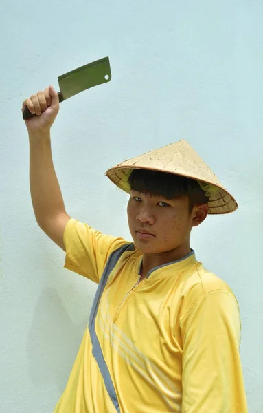 아시아 남자들은 모자를 셔츠를 배경을 자르기 헬리콥터 — 스톡 사진