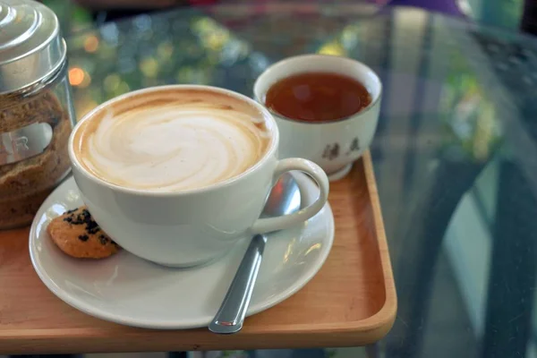 Café Latte Dans Une Tasse Blanche Avec Biscuit Thé Sur — Photo